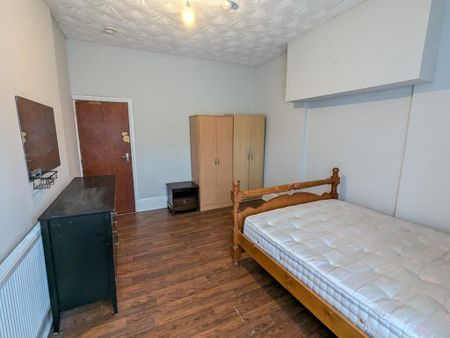 1 bedroom in a house share to rent - Photo 2