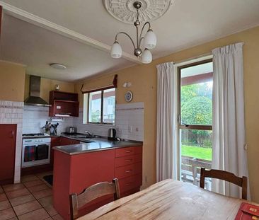 Well presented three bedroom townhouse - Photo 3