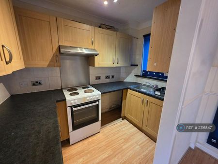 2 bedroom semi-detached house to rent - Photo 5