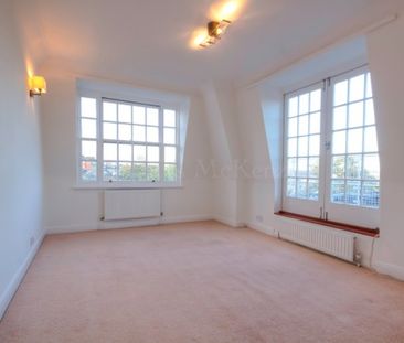 One double bedroom unfurnished top floor flat with a roof terrace - Photo 3