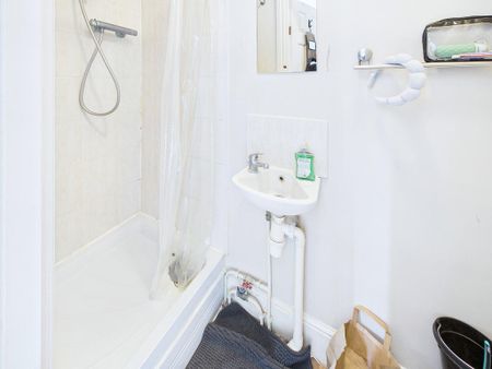 1 bedroom in a house share to rent - Photo 5