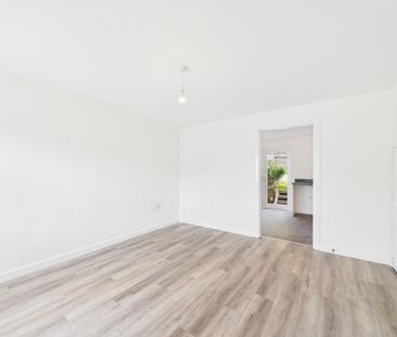3 bedroom end of terrace house to rent - Photo 4