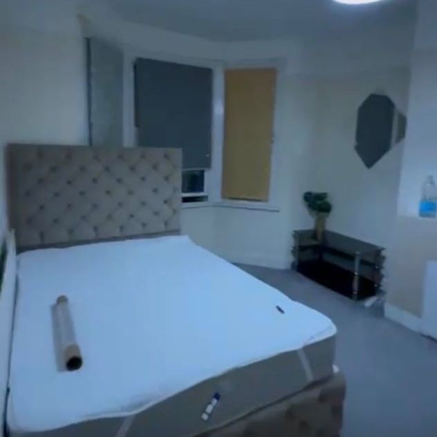 3 Bed Flat, Hillside, NW10 - Photo 1