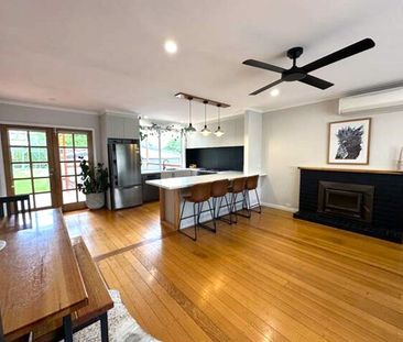 COSY FAMILY HOME PACKED WITH FEATURES! - Photo 4