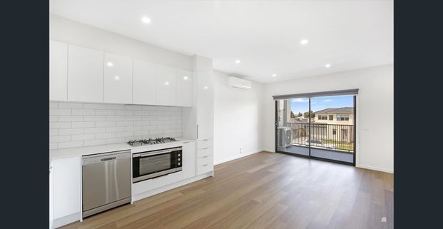 MODERN TOWNHOUSE! - Photo 1