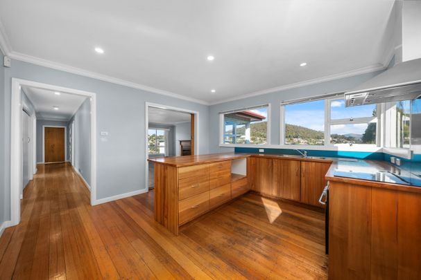 12 Cedar Street Lindisfarne TAS 7015 Australia - Photo 1