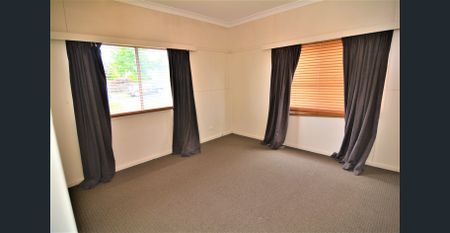 FAMILY HOME WITH GREAT GARAGING - Photo 5