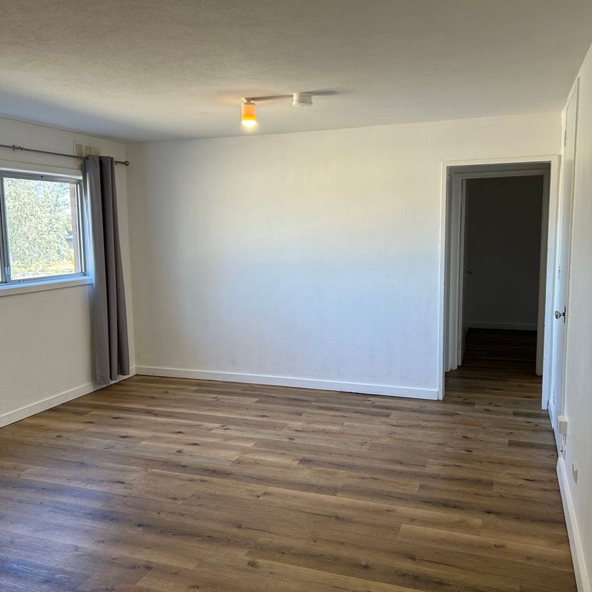 Secure gated complex, private balcony - Photo 1