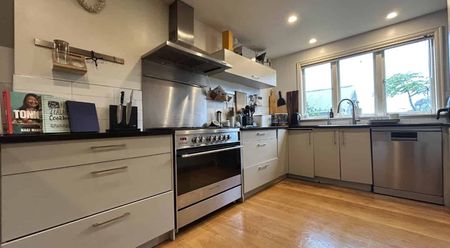 Spacious Westmere Home Opposite the School – Great Living & Entertaining Spaces - Photo 4