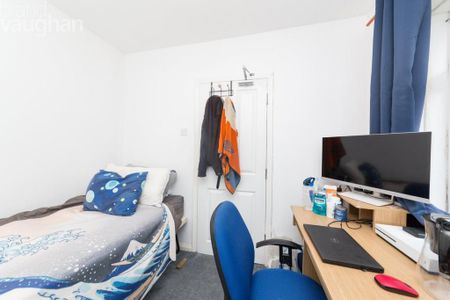 4 bedroom semi-detached house to rent - Photo 3