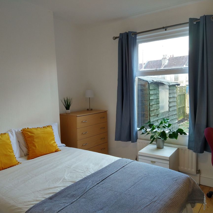 Double Room- Just off Gloucester Road - Photo 1