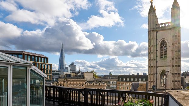 An impressive penthouse apartment for rent in Bank, London, EC4M - Photo 1