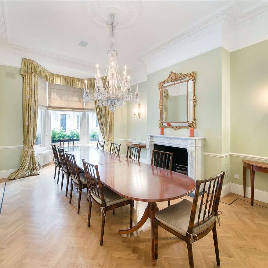 This is a superbly presented and charming 5 bedroom period house to rent in Earl's Court. Boasting over 6000 square feet of space, with a south facing garden and south facing roof terrace. - Photo 1