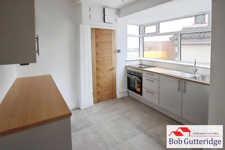 3 bedroom semi-detached house to rent - Photo 3