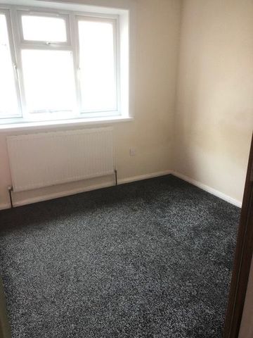 3 Bed Semi-Detached House, Alverstone Road, E12 - Photo 3