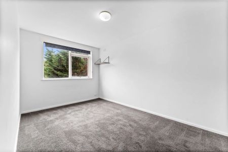 Light-Filled 1 Bedroom Apartment in Prime Armadale Location - Photo 2