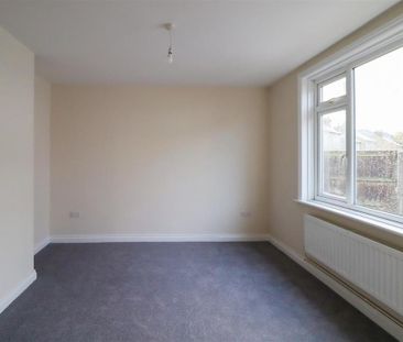 3 bedroom detached bungalow to rent - Photo 3