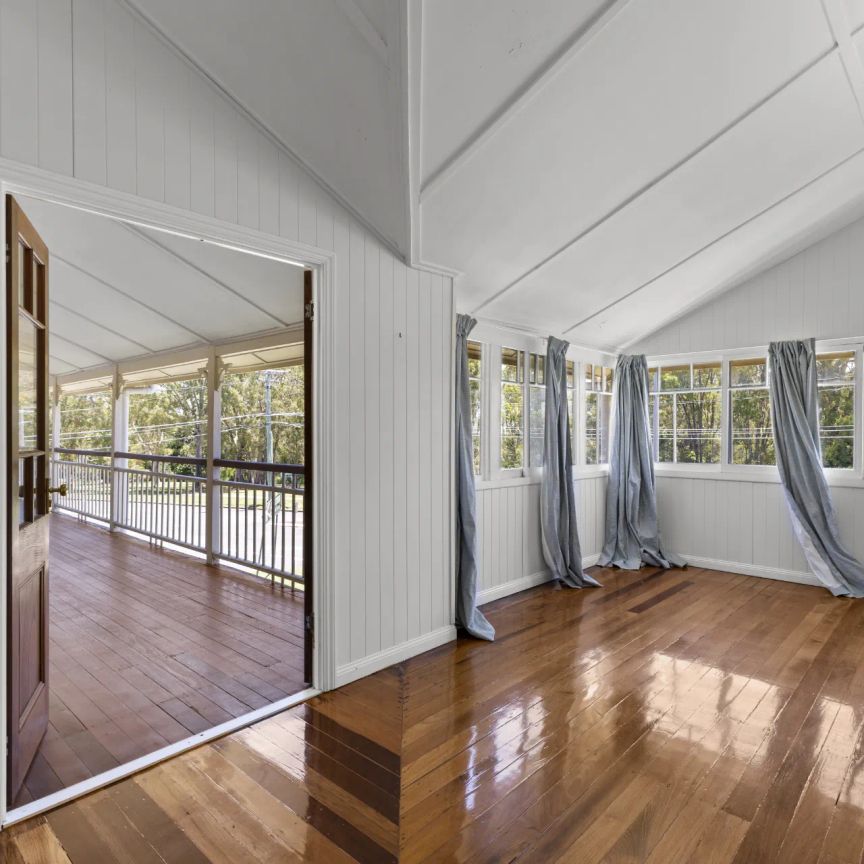 Stunning traditional Queenslander, walk to beach - Photo 1