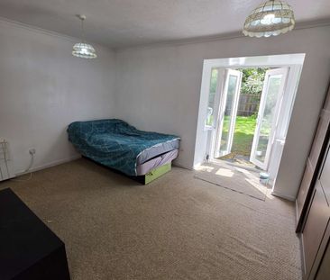 Ground floor Studio Flat to let £1150 - Photo 1