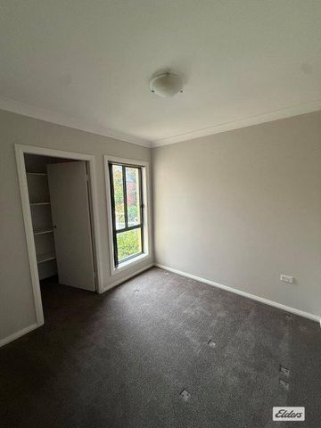 MODERN TRI-LEVEL TOWNHOUSE - Photo 4