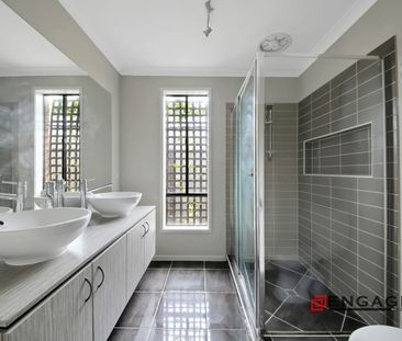 4 Bedroom family home with all the amenities close by! - Photo 5