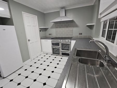 1 bedroom in a house share to rent - Photo 3