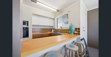 BEACHFRONT APARTMENT WITH STUNNING OCEAN OUTLOOKS - Photo 5