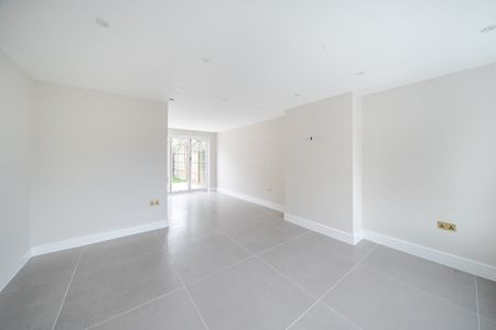 4 bedroom semi-detached house to rent - Photo 3