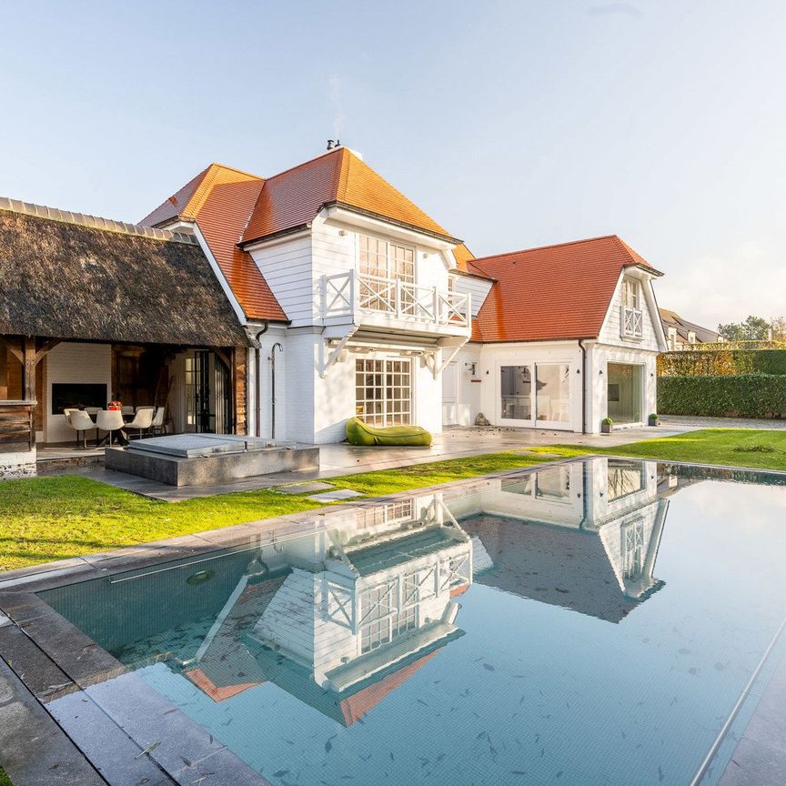 Exclusieve instapklare villa met 5 slaapkamers, zwembad en dubbele garage vlak bij het Zoute - Photo 2