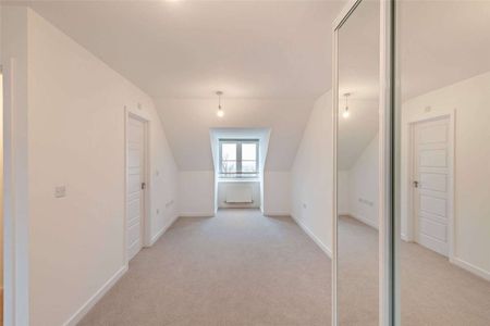 A modern four bedroom family home with private garden and parking - Photo 3
