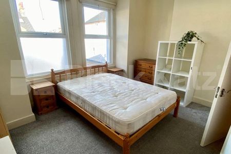 Flooded with natural light & offering 979 Sq Ft. of living & entertaining space - Photo 4