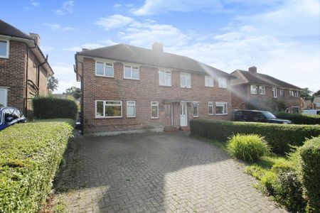 4 bed semi-detached house to rent in Keepers Farm Close, Windsor, SL4 - Photo 3