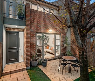 3 Bedroom Townhouse with Spacious Living Zones! - Photo 2