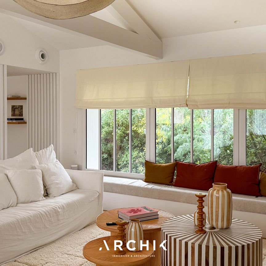 Architecture contemporaine d'inspiration locale, cette maison de 300 m2 se déploie sur trois niveaux, au coeur d'un terrain de 1 000 m2, nichée au fond d'une impasse dominant le Bassin. - Photo 1