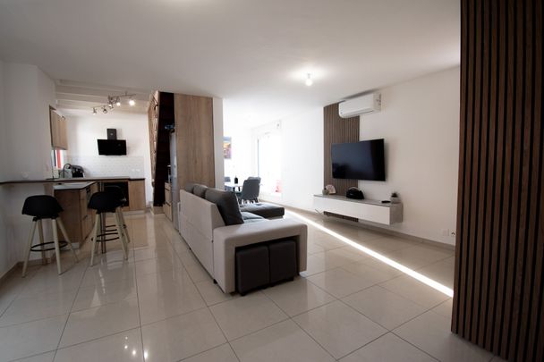 Location Appartement 5 pièces 90m² STE CLOTILDE 97490 - Photo 1