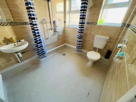 6 bedroom semi-detached house to rent - Photo 4