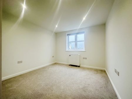 2 bed flat to rent in Scholars Walk, Langley, SL3 - Photo 2