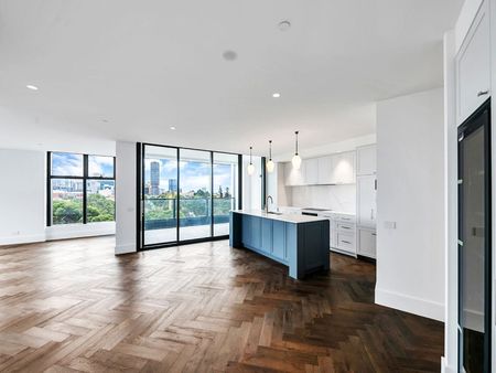 Luxury Living- 3 bedroom, 3 carpark apartment - Photo 3