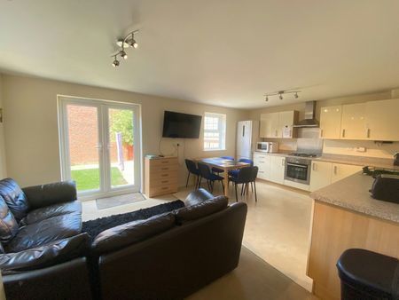 Detached house to rent on - Photo 2