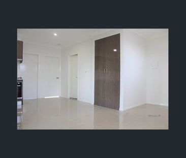 Spacious 2 bedroom Granny flat with plenty of street parking - Photo 6