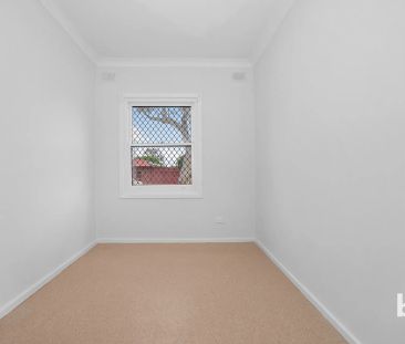 Comfortable 3-Bedroom Home with Spacious Yard in a Convenient Location - Photo 5