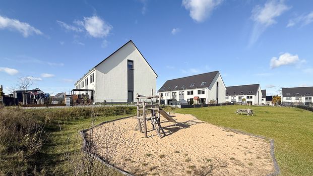 REIHENMITTELHAUS ZUM WOHLFÜHLEN - MIT 5 ZIMMERN, EINBAUKÜCHE UND KLEINEM GARTEN - Photo 1