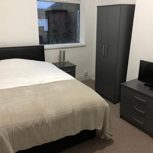 6 bedroom house to rent - Photo 1