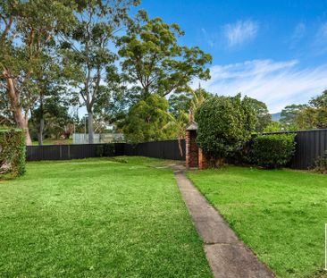 Charming Three Bedroom Home In Central Location - Photo 2