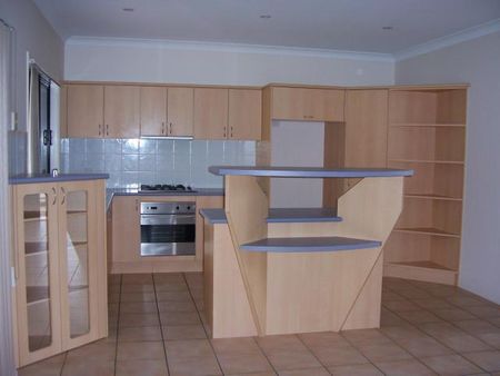 Lovely Home Located in Sought after Suburb! - Photo 2
