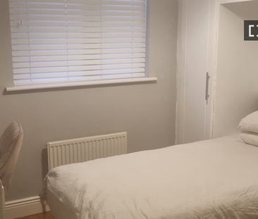 Furnished room in 4-bedroom house in Malahide, Dublin - Photo 5