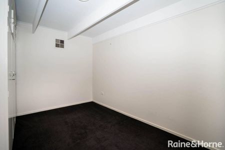 SPACIOUS & UPDATED FAMILY HOME IN PRIME CENTRAL LOCATION - Photo 4
