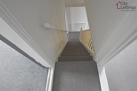 2 Bedroom Mid Terraced House - Photo 2