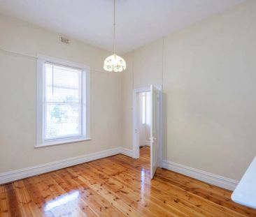 Character Cottage Living in a Prime Stepney Location - Photo 6