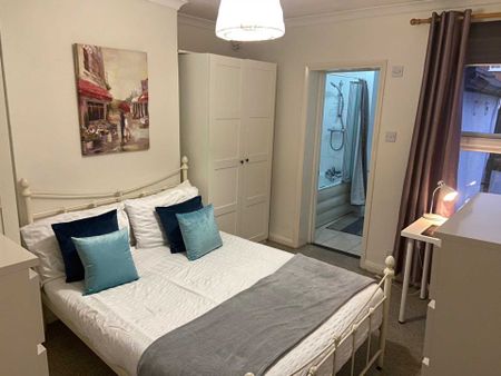 Room 2: 46 George Road, Guildford, GU1 4NR - EN SUITE - Photo 5